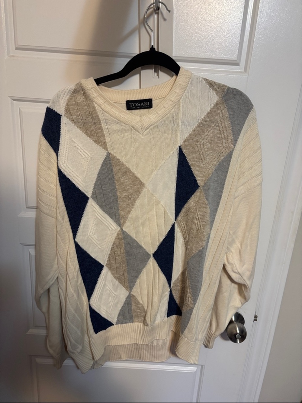 TOSANI Cream Argyle V-Neck Sweater with Navy and Gray Diamonds